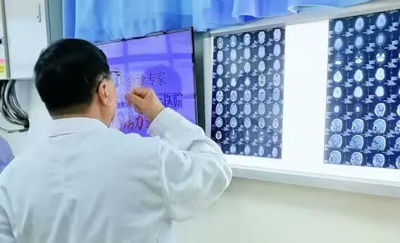 【现场直击】北京天坛医院杨伟力教授领衔会诊首日，用专业点亮脑病家庭康复希望!
